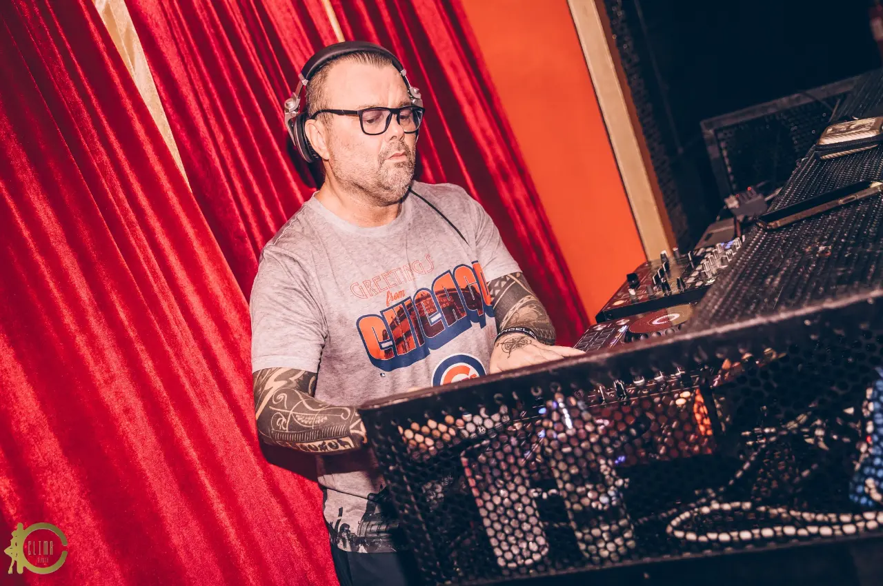 International DJs - Image 11